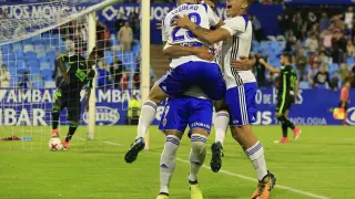Borja Iglesias, Toquero y Pombo se abrazan tras la consecución de uno de los 3 goles que el Real Zaragoza le marcó al Granada el pasado miércoles en el duelo de Copa en La Romareda.