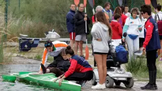 Una mujer, a punto de subirse al kayak, en la actividad programada ayer.