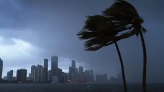 El huracán Irma a su paso por Florida, con fuertes vientos e intensas lluvias.
