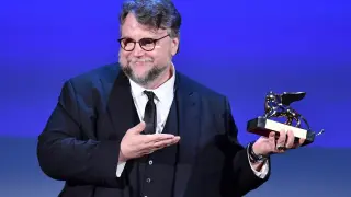 El cineasta Guillermo del Toro posa con el León de Oro.