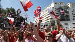 Cientos de gibraltareños ondean banderas durante la celebración del Día Nacional de Gibraltar.