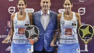 Las gemelas Sánchez Alayeto posan con los trofeos de campeonas del Sevilla Open.