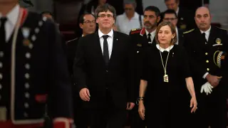 El acto ha empezado con el presidente de la Generalitat, Carles Puigdemont, y la presidenta del Parlament, Carme Forcadell, entrando ante una formación de gala de los Mossos d'Esquadra.