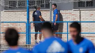 Benito charla con el entrenador, Natxo González, al mediodía de este miércoles en los pasillos de vestuarios de la Ciudad Deportiva, tras no entrenarse con el resto del equipo.