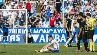 Febas, dolorido en el suelo, tras la enésima falta que cometieron sobre él los jugadores del Alcorcón el pasado domingo en La Romareda ante la pasividad del árbitro gallego Pérez Pallas.