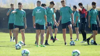 Chimy Ávila da toques en el entrenamiento de ayer mientras le observa su compatriota argentino Ezequiel Rescaldani.