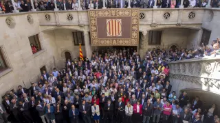Puigdemont, la alcaldesa Colau y otros dirigentes catalanes, con los alcaldes investigados por la Fiscalía por apoyar el referéndum del 1 de octubre.