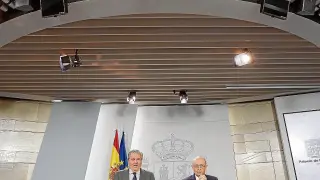 Los ministros Íñigo Méndez de Vigo y Cristóbal Montoro, ayer tras el Consejo de Ministros.