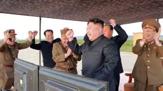 Kim Jong-un celebra el lanzamiento de un misil balístico este viernes.