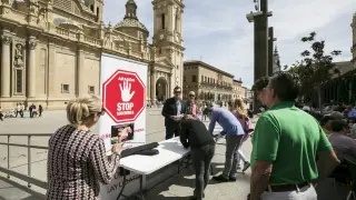 La Asociación Aragón Stop Sucesiones recogió ayer firmas en la plaza del Pilar.