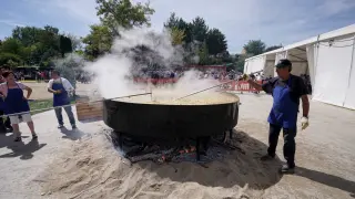 Los cocineros voluntarios, preparando el humeante guiso de patatas.