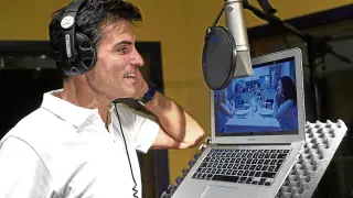Luis Larrodera sigue por ordenador la grabación de 'Ven a cenar conmigo', que conduce en Cuatro.