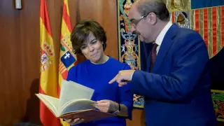 Sáenz de Santamaría y Javier Lambán, durante la firma del FITE en Teruel.