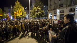 Dos centenares de asistentes en la concentración por la autodeterminación de Cataluña.