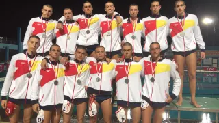 El aragonés Víctor Gracia, el primero en la fila de abajo a la izquierda (con gorro rojo), junto al resto de sus compañeros de la selección española de waterpolo.