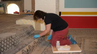 Una de las restauradoras trabaja en la mejora de los mosaicos en el Museo de Teruel.