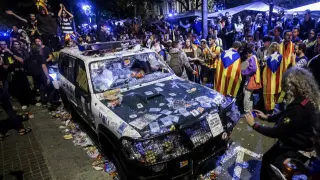 Uno de los vehículos de la Benemérita asaltados en Barcelona