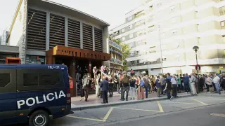 El acto sobre el referéndum se acabó celebrando en el exterior del centro cívico Delicias