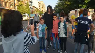 Ruth Beitia se fotografía con tres niños en la avenida Lérida de Monzón.