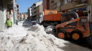 Una excavadora retiraba ayer granizo de la Rambla de San Julián, colapsada por la tormenta.