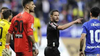 Momento en el que Figueroa Vázquez, con gesto enojado, expulsa a Ratón en el Carlos Tartiere en el Oviedo-Real Zaragoza del pasado mes de mayo.