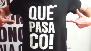 Diego Peña con una camiseta de la firma 'Que pasa co'.