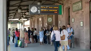 Viajeros en la estación de Teruel esperando ayer la llegada del tren de Zaragoza a Valencia.