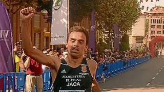 Alberto Puyuelo entra victorioso a meta.