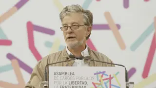 El alcalde de Zaragoza, Pedro Santisteve, da la bienvenida a los asistentes a la asamblea de Unidos Podemos.
