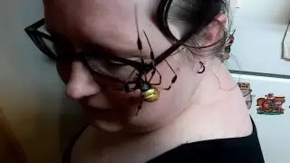 Aterradora araña se pasea por la cara de una mujer