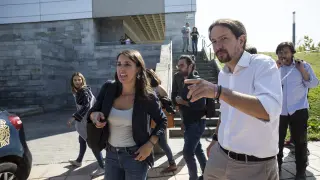 Irene Montero y Pablo Iglesias, de Podemos, a la salida de la asamblea celebrada ayer en Zaragoza.