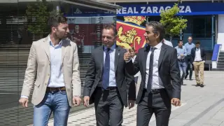 Lalo Arantegui, Christian Lapetra y Natxo González, director deportivo, presidente y entrenador, respectivamente, en el mes de junio, en la presentación del técnico.