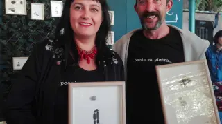 Los dos zaragozanos autores de 'Poesía en piedra', con sus obras