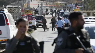 El atacante es un residente en Beit Surik, de 37 años y "llegó hasta el acceso a la colonia de Har Hadar mientras los trabajadores palestinos pasaban los controles y entraban en el asentamiento".