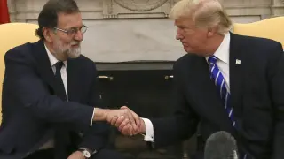 Trump aprieta la mano a Rajoy en la Casa Blanca