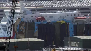 El ferry con los personajes de la Warner tapados con lonas