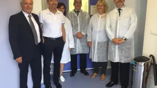 Carlos Martín, José Antonio Mayoral, Luis Miguel García Vinuesa y Pilar Zaragoza, con el consejero delegado de Biofabri, Esteban Rodríguez (a la izquierda), durante su visita a las instalaciones del laboratorio en Vigo.