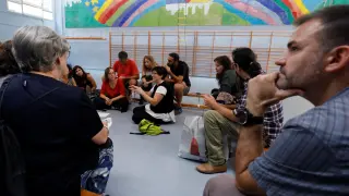 Varias personas en un colegio de Barcelona tras acabar las clases.