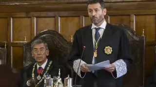 El presidente del Tribunal Superior de Justicia de Aragón, Manuel Bellido, pronuncia su discurso, junto al Fiscal Superior de Aragón, José María Rivera.