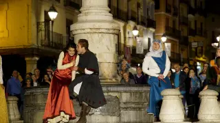 Los actores que encarnan a Isabel y Diego, en la escena principal de ayer en la plaza del Torico.