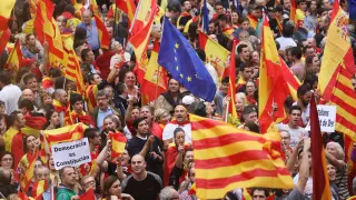 Miles de personas se manifiestan por la unidad de España en centro Barcelona