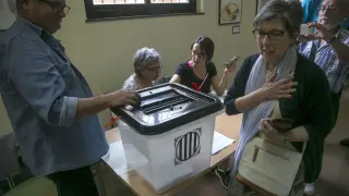 Un grupo de personas votan en el instituto Moisés Broggi de Barcelona en el referéndum sobre la independencia de Cataluña, suspendido por el Tribunal Constitucional.