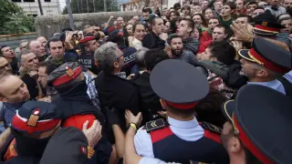 Agentes de los Mossos d'Esquadra intentan acceder al centro donde estaba previsto que vote el vicepresidente de la Generalitat de Cataluña