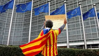 Un catalán con la "estelada" protesta ante el Parlamento Europeo