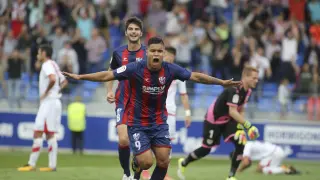 Cucho Hernández celebra el segundo gol del Huesca, que supuso la victoria ayer en El Alcoraz.
