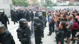 Agentes de la Policía Nacional en el desalojo de un instituto de Tarragona