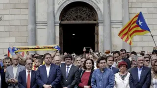 En el centro de la plaza se han situado Puigdemont y Colau, junto a otros miembros del Gobierno catalán y del Ayuntamiento de Barcelona, como el vicepresidente de la Generalitat, Oriol Junqueras.