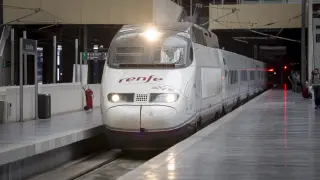 Imagen de archivo de un  tren AVE en la estación de Delicias de Zaragoza.
