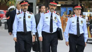 Trapero, en el centro, junto a otros dos mossos a su llegada a la Audiencia Nacional.