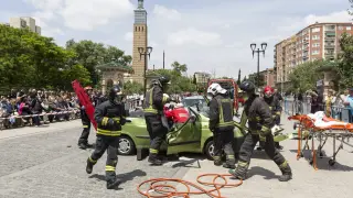 Bomberos de Zaragoza, durante un simulacro de rescate de un accidentado.